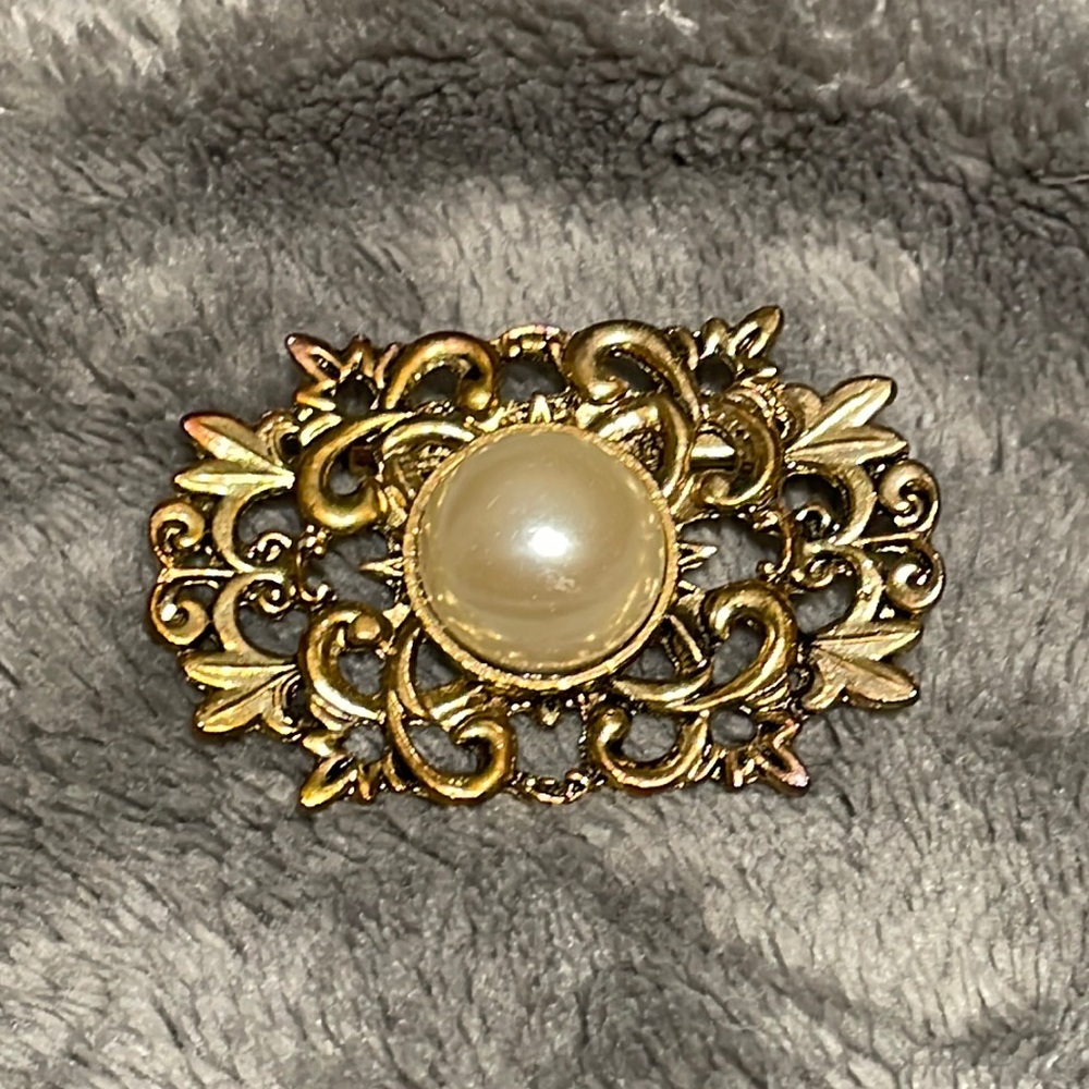 VTG Gold tone Brooch Pin w/ Faux Pearl!